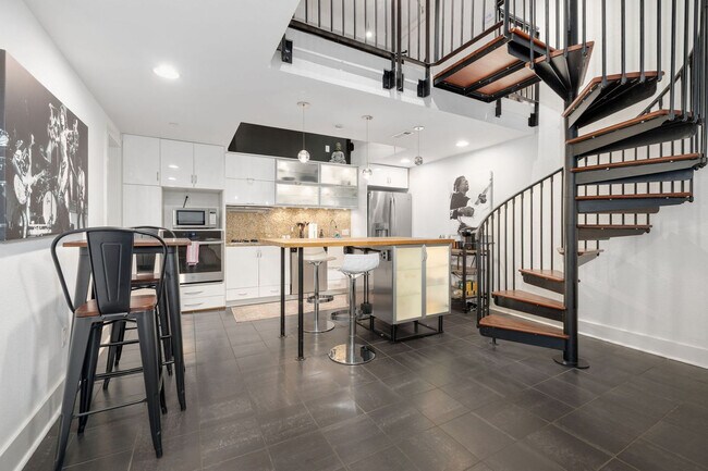 Building Photo - 329 N West Ave