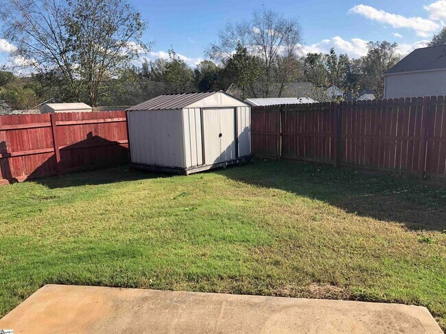 Building Photo - 520 Lois Wy