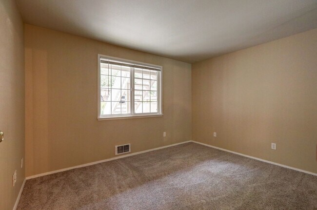 Building Photo - 2 Bedroom Ground Floor Condo in the Heart of Woodinville!