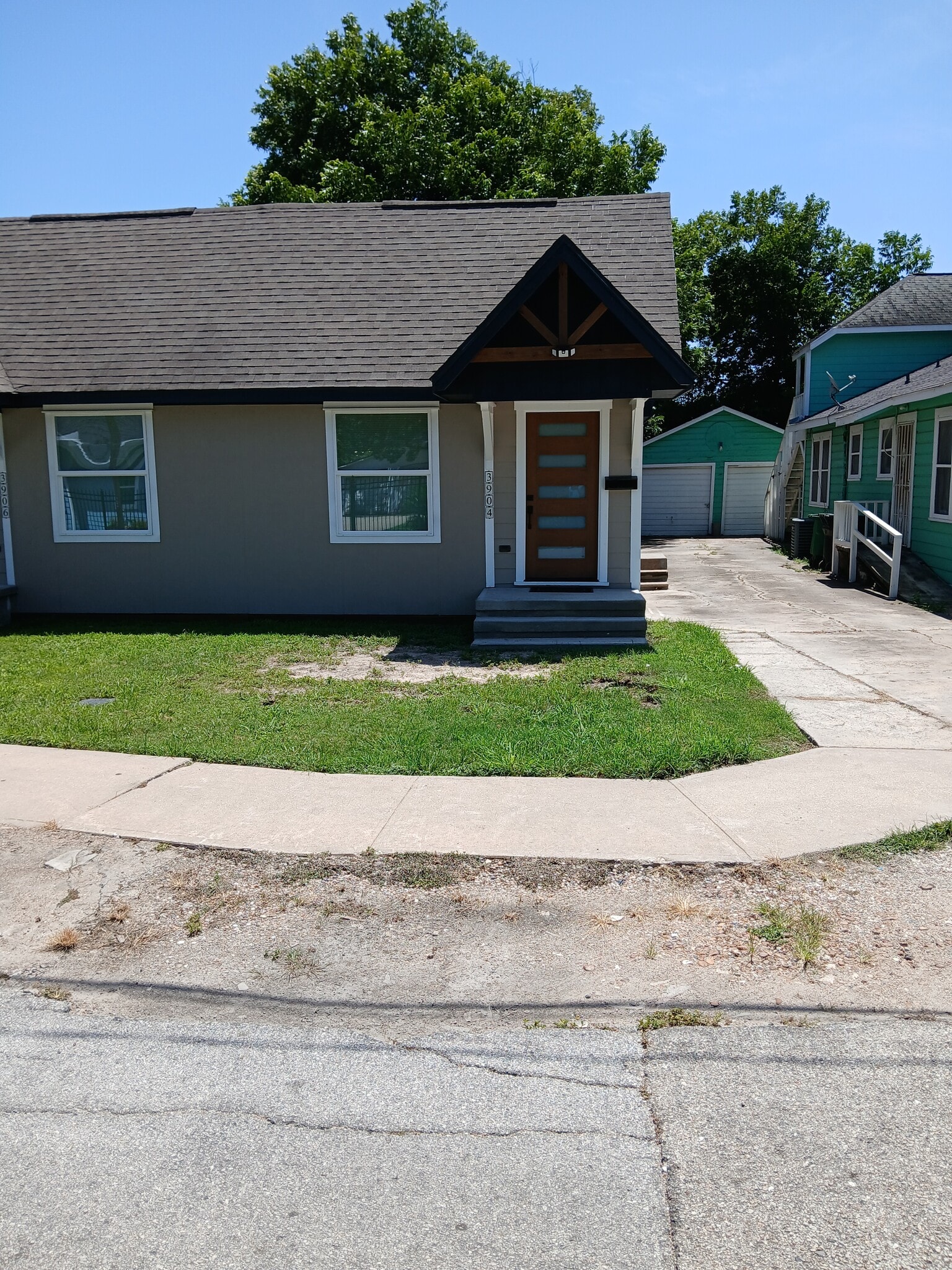 2 car driveway in front of home - 3904 Moore St