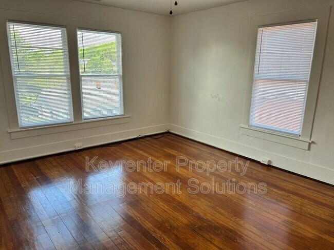 Building Photo - 204 W Peabody St