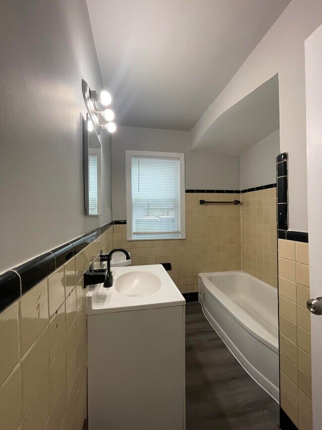 Building Photo - 18943 Greydale Ave