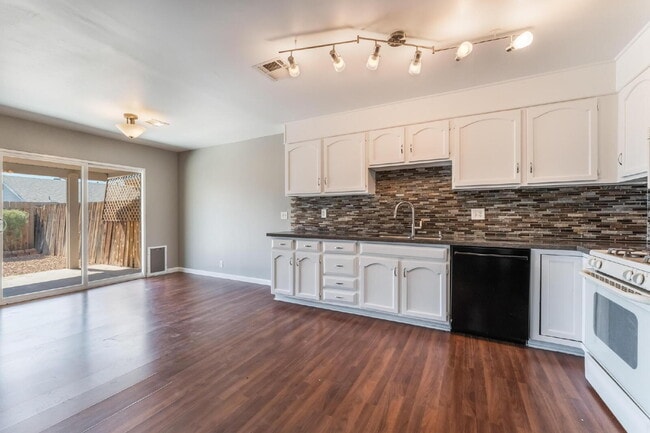 Building Photo - "Charming 3-Bed Oasis with 2 Full Baths in Vibrant Las Vegas - 1315 Sq Ft of Comfort!"