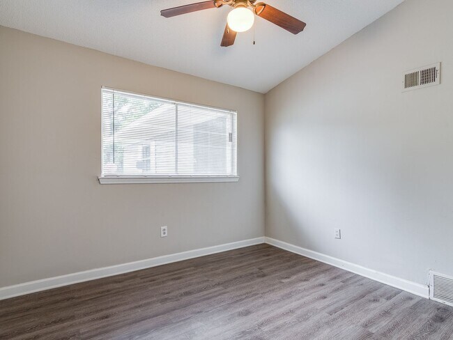 Building Photo - -Beautifully renovated 3 bedroom, 2 bathro...