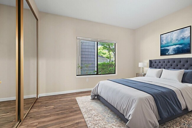 Building Photo - Beautiful single level condo, lower level ...