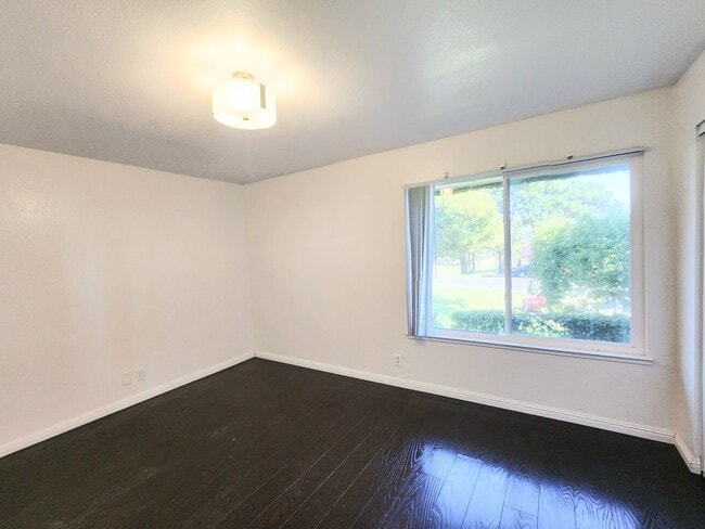 Building Photo - 2 bedroom townhouse