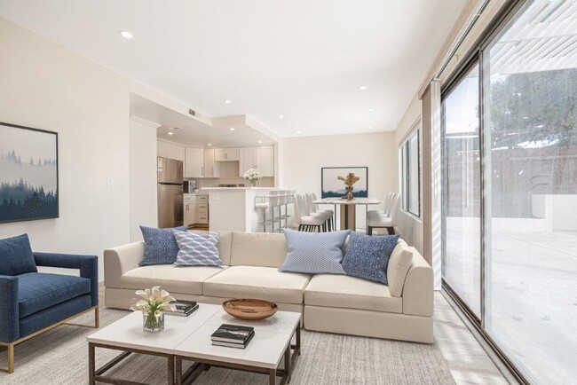 Building Photo - 2369 Ravenwood Dr