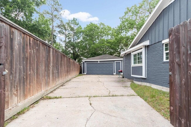 Building Photo - 1907 Briarcreek Blvd