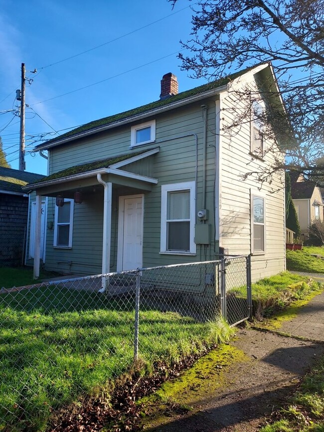 Building Photo - 2 bed 1 bath House Available Now!