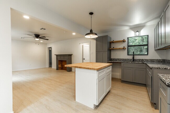 Building Photo - 207 Joel Hooper Dr