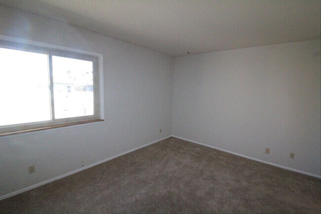 Building Photo - 3 Bedroom + 3 Bathroom Unit | Oxnard Shores | Unfurnished