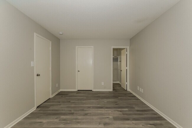 Building Photo - 4038 Knollwood Ave