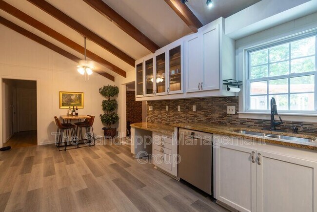 Building Photo - 4640 Glenn St