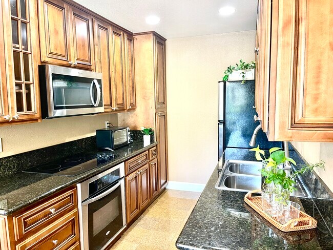 Building Photo - 8537 Villa La Jolla Dr