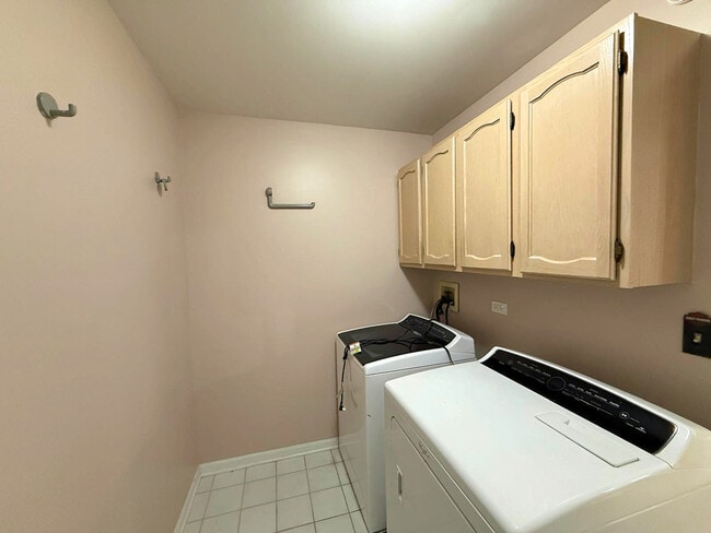 Building Photo - 991 Sweetflower Dr