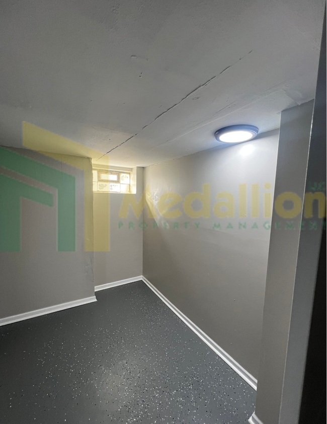 Building Photo - Spacious 4-5 Bedroom, 2-Bath Corner Lot Ho...