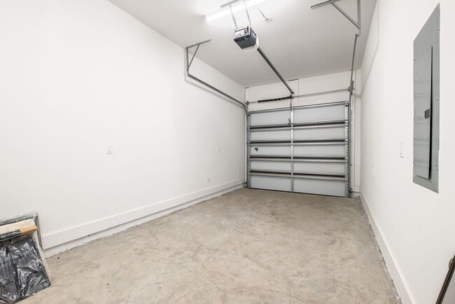 Building Photo - 31 Sarah St