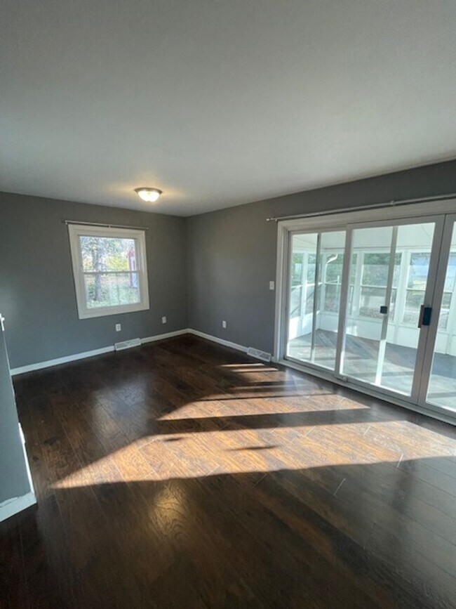 Building Photo - Adorable 3BR 2.5BA Home w/ Sun Room • 2 Car Garage  • Private Yard in Avon Lake