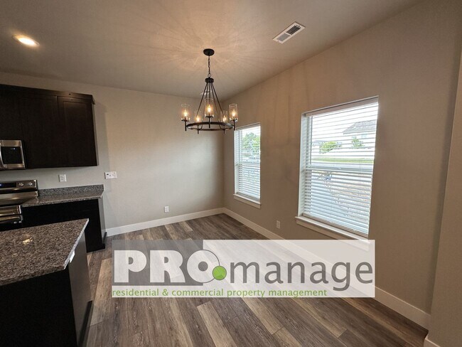 Building Photo - 3 Bed, 2.5 Bath Townhome w/ 2-Car Garage - NEAR NEW - Ammon