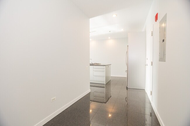 Building Photo - 653 N Kingsbury St