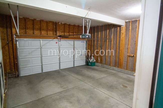 Building Photo - $1,022.50 Off Deposit! Pet Friendly, Spaci...