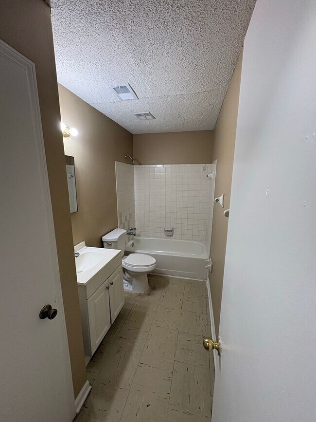 Building Photo - Comfortable 3 bedroom, 2 bath home