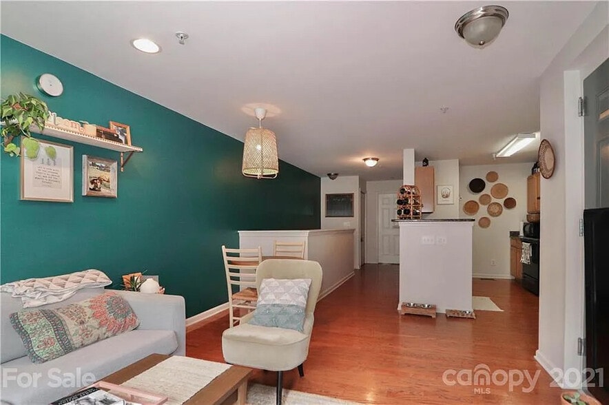 Building Photo - Room in Condo on Donatello Avenue