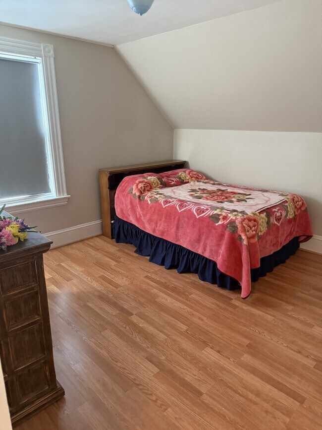 Building Photo - 4 Autumn St