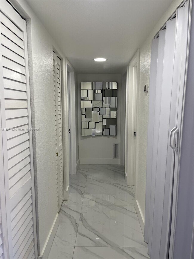 Building Photo - 7120 Fairway Dr