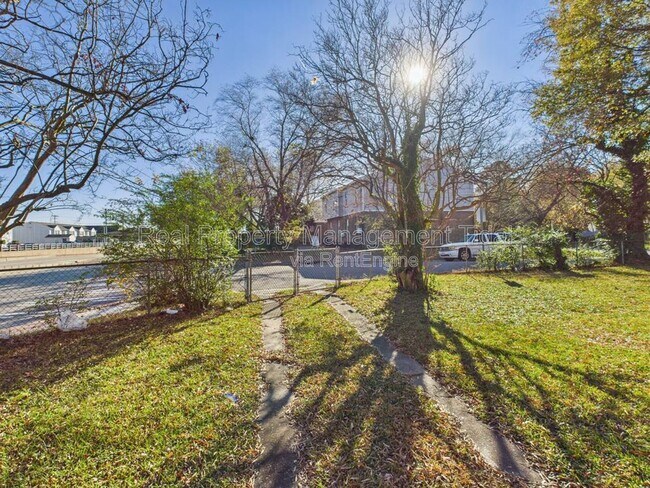 Building Photo - 8000 Diggs Rd