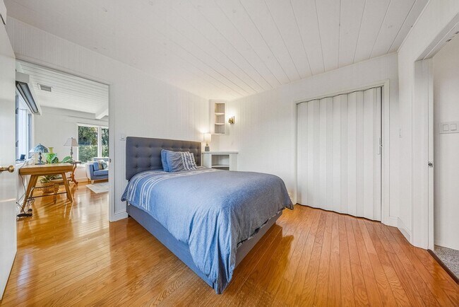 Building Photo - 724 N Refugio Rd