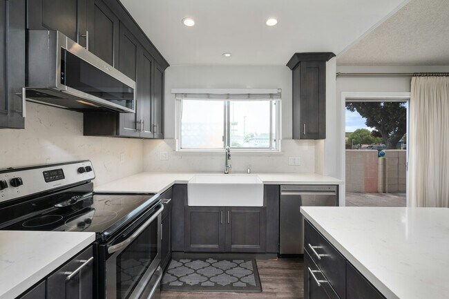 Building Photo - 3205 Merrill Dr