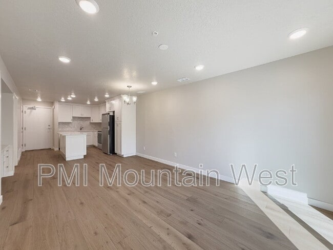 Building Photo - 1032 E 400 S