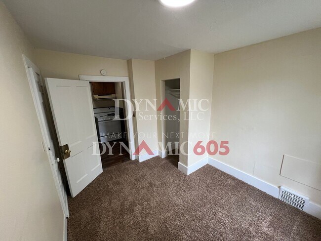 Building Photo - Upper 2BR/1BA - All Utilities Paid by Land...