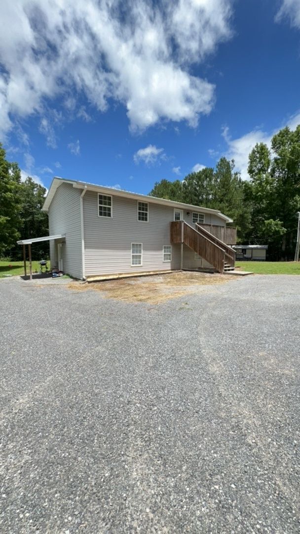 Building Photo - 3 Bedroom 1 Bath Duplex