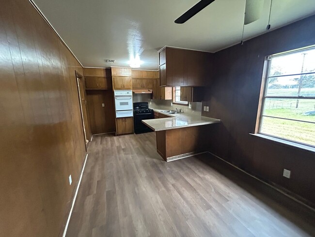 Building Photo - 3 Bedroom and 1.5 Bathroom