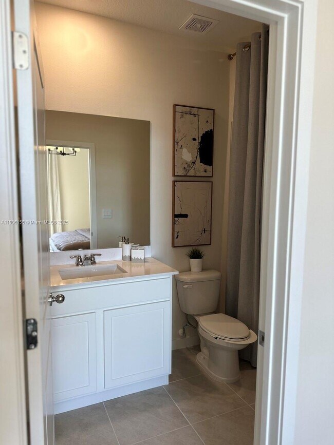 Building Photo - 815 SW 11th Wy