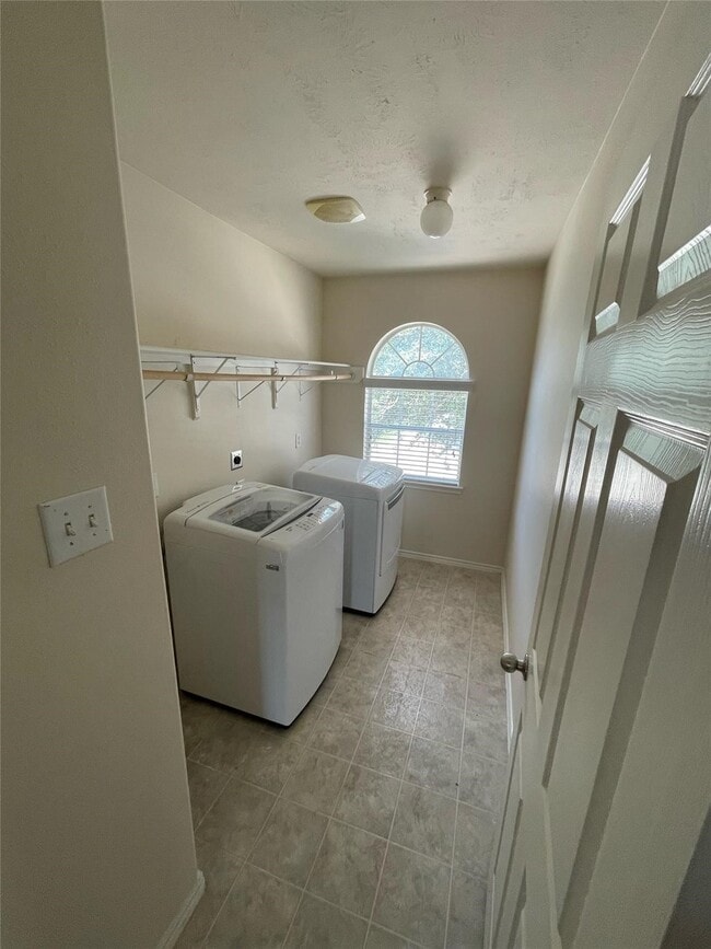 Building Photo - 10439 Falling Rapids Ct