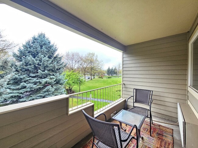 Building Photo - $1,600 - 1 Bed / 1 Bath Gorgeous Condo Unit in University District