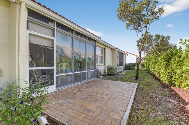 Building Photo - 6247 Heliconia Rd