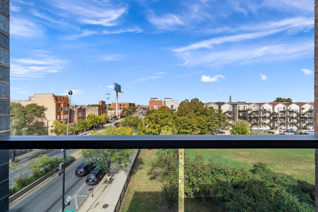 Building Photo - 2351 W Flournoy St