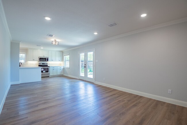 Building Photo - AVAILABLE NOW! GORGEOUS 4 BEDROOM HOME LOC...