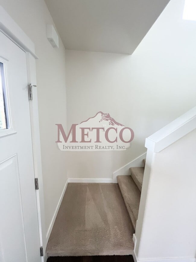 Building Photo - FOR RENT: Beautiful Coburg 3 Bed / 2.5 Bath Craftsman!