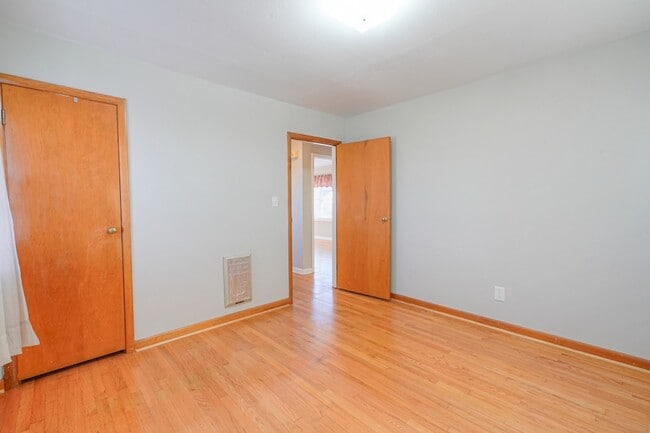 Building Photo - 476 Crescent Rd