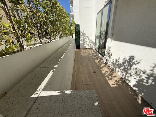 Building Photo - 505 S Barrington Ave