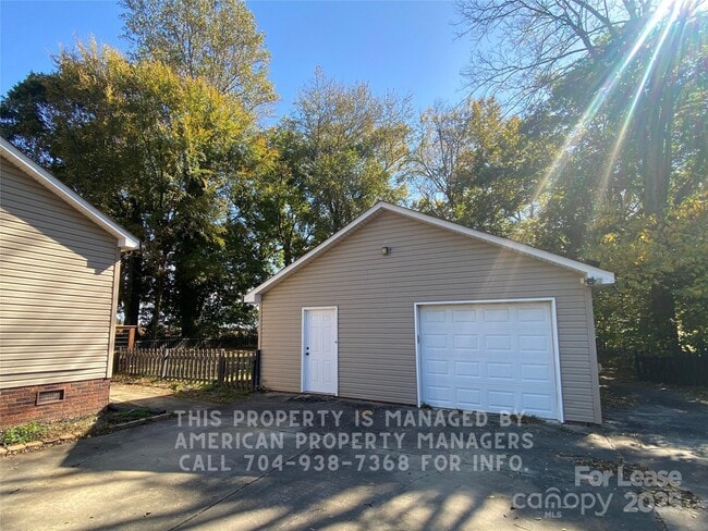 Building Photo - 735 Kluttz St