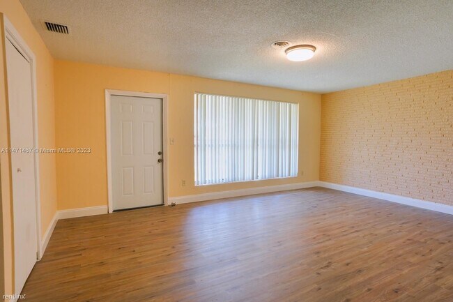 Building Photo - 3 br, 2 bath House - 135 NW 208th Street 135