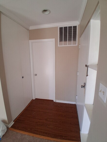 ENTRY - 5 Stonehenge Cir