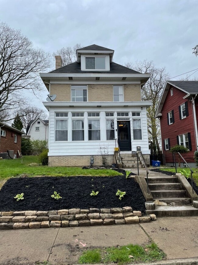 Building Photo - Updated 3 Bedroom home with modern amenities!