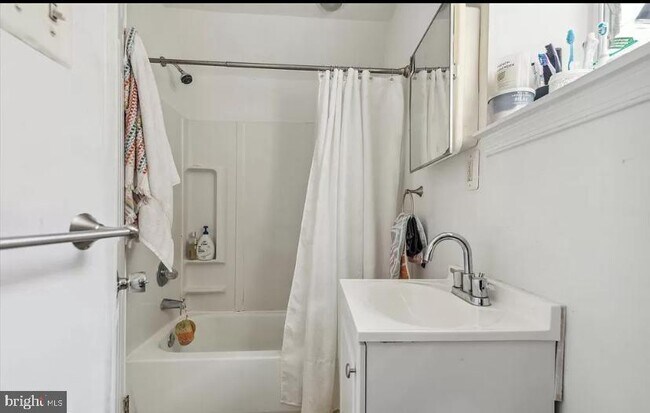 Building Photo - 2606 W Girard Ave